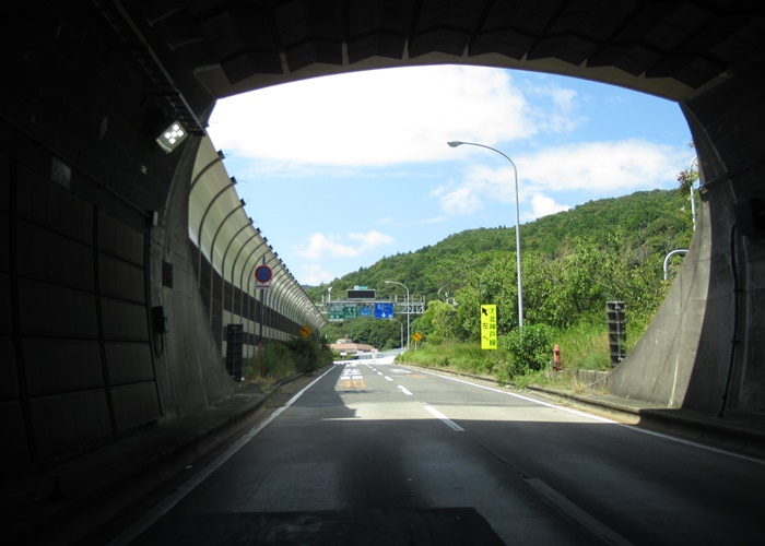 新東名高速道路のトンネルと橋